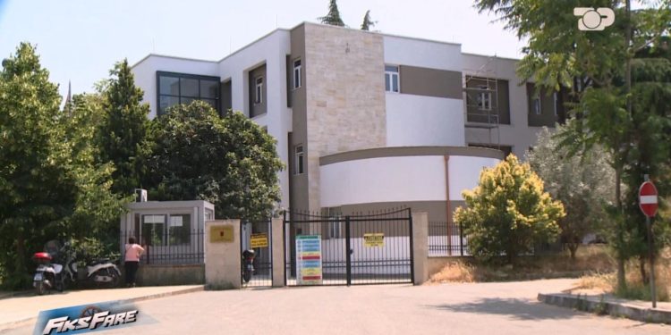 Horror në Morgun e Tiranës, trupa të dekompozuar dhe me krimba! 18 trupa ‘palosen’ në dy frigoriferë me 4 vende