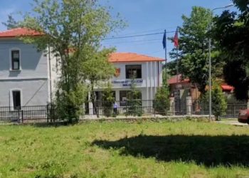 Ngacmoi seksualisht 12-vjeçaren pasi e mashtroi fillimisht me karamele dhe para, vihet në pranga 60-vjeçari në Maliq