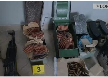 Gjenden armë zjarri dhe municion luftarak të fshehura në murin e një ndërtese në Vlorë, procedohet penalisht pronari i godinës