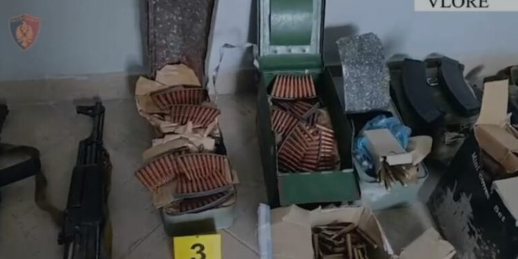 Gjenden armë zjarri dhe municion luftarak të fshehura në murin e një ndërtese në Vlorë, procedohet penalisht pronari i godinës