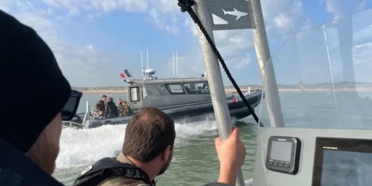 “Kontrabandistët ndryshojnë taktika”/ BBC: “Anijet taksi” marrin emigrantë në det për t’i dërguar në Mbretërinë e Bashkuar