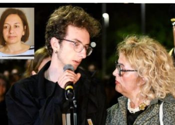 “Nuk mund të vdesësh sepse ke besuar!” Marshi për shqiptaren e vrarë nga ish-bashkëshorti në Itali, këshilltarja rajonale me të birin e viktimës: Pikëllim humbja e nënës nga duart e babait tënd