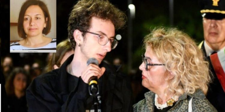 “Nuk mund të vdesësh sepse ke besuar!” Marshi për shqiptaren e vrarë nga ish-bashkëshorti në Itali, këshilltarja rajonale me të birin e viktimës: Pikëllim humbja e nënës nga duart e babait tënd