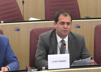 “Të drejtat e njeriut janë një farsë”/ Bylykbashi: Në Shqipëri shteti përdor dhunën për të marrë votën, grabit pronat për klientët dhe mbyt drejtësinë