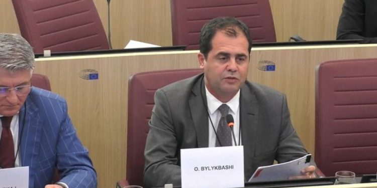 “Të drejtat e njeriut janë një farsë”/ Bylykbashi: Në Shqipëri shteti përdor dhunën për të marrë votën, grabit pronat për klientët dhe mbyt drejtësinë