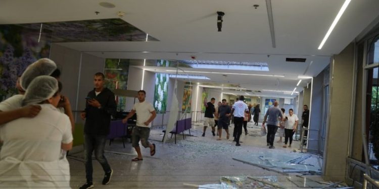 Vijojnë “shkëmbimet” e raketave gjatë natës, bombardohet spitali në jug të Izraelit