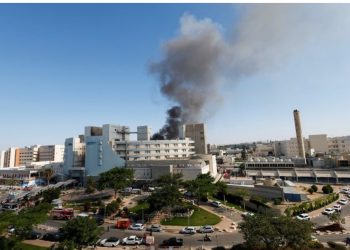 FOTO/ U godit nga raketat iraniane, re tymi ngrihen në një nga spitalet kryesore izraelite! Media shtetërore e Iranit: Nuk ishte ai shënjestra