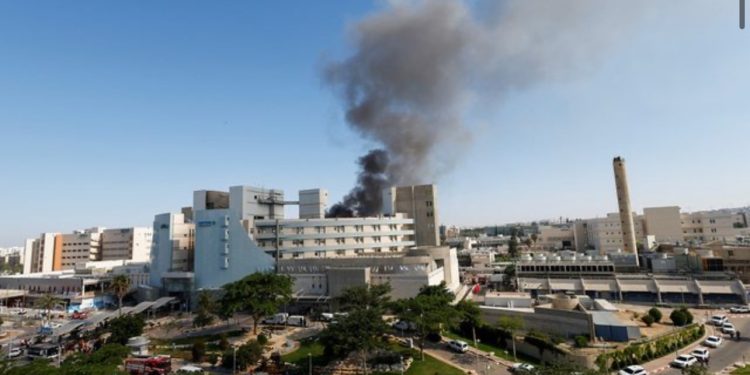 FOTO/ U godit nga raketat iraniane, re tymi ngrihen në një nga spitalet kryesore izraelite! Media shtetërore e Iranit: Nuk ishte ai shënjestra