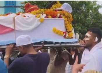 VIDEO/ I vetmi i mbijetuar nga aksidenti ajror në Indi/ Vishwashkumar Ramesh përcjell në banesën e fundit vëllain, mban mbi shpatulla arkëmortin