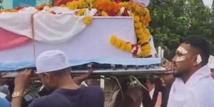 VIDEO/ I vetmi i mbijetuar nga aksidenti ajror në Indi/ Vishwashkumar Ramesh përcjell në banesën e fundit vëllain, mban mbi shpatulla arkëmortin