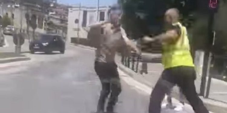 VIDEO/ Plas sherri në rrugë/ Polici bashkiak në Berat konfliktohet me qytetarin