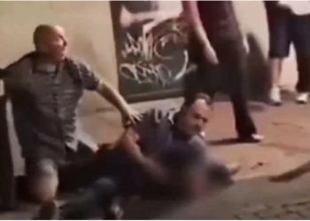 E rëndë në Spanjë/ Oficeri i policisë vret hajdutin që dyshohet që i vodhi celularin, kalimtarët i bëjnë thirrje: Hiqe dorën po e mbyt