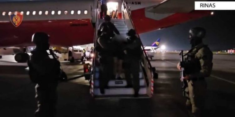 VIDEO/ Anëtarë të grupeve kriminale dhe të akuzuar nga GJKKO për vrasje, momenti kur tre shqiptarët e shumëkërkuar ekstradohen nga Dubai