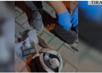 VIDEO/ Goditen disa grupe kriminale që shisnin drogë në lokalet e natës, arrestohen 25 persona në Tiranë, në kërkim 8 të tjerë
