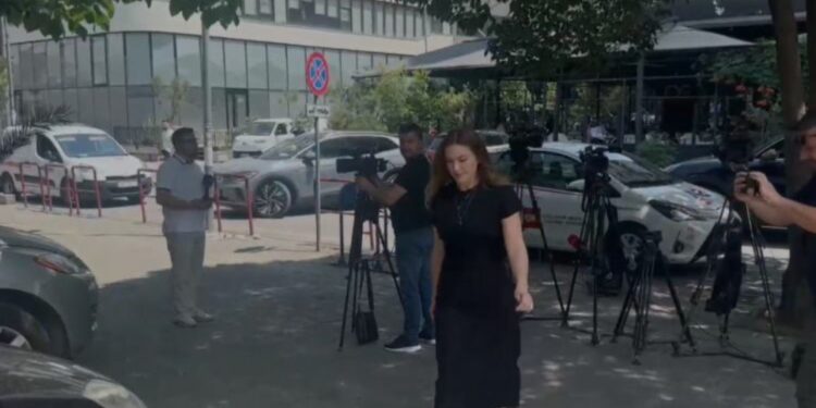 Në zbatim të masës detyrim paraqitje, Ajola Xoxa paraqitet në SPAK