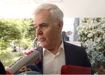 VIDEO/ Do u jap mësime deputetëve të rinj/ Xhafajt nuk i pëlqen etiketimi profesor nga gazetarët: Duhet të jeni po aq serioz sa ata që kanë ardhur 