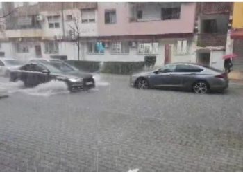 E papritura e motit/ Reshje të dendura shiu në Belsh e Dumre, përmbytje në disa rrugë