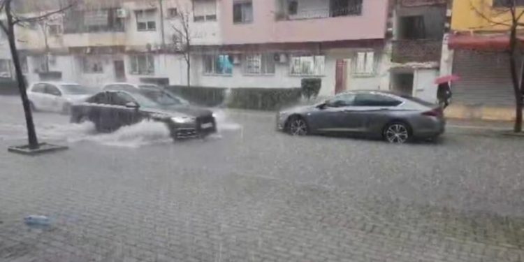 E papritura e motit/ Reshje të dendura shiu në Belsh e Dumre, përmbytje në disa rrugë