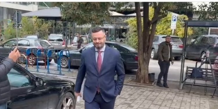 “Jam vëllai i Plarent Ndrecës, më jep 4 mln lekë”! Si i zhvaste qytetarët kushëriri i deputetit të PS