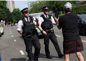 Përleshje jashtë ambasadës iraniane në Britani, lëndohen dy persona, shatë persona vihen në pranga