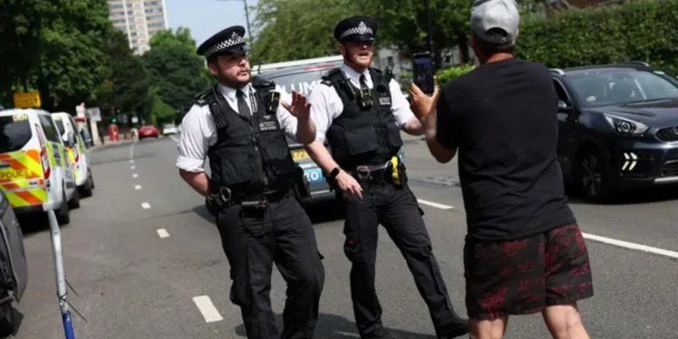 Përleshje jashtë ambasadës iraniane në Britani, lëndohen dy persona, shatë persona vihen në pranga