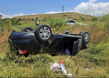 Aksident në Maliq, automjeti përfundon i përmbysur në anë të rrugës, drejtuesi niset drejt spitalit