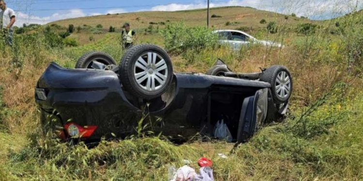 Aksident në Maliq, automjeti përfundon i përmbysur në anë të rrugës, drejtuesi niset drejt spitalit