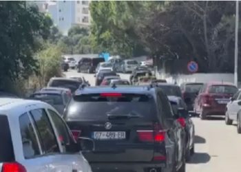 Pushuesit “dynden” drejt bregdetit, trafik i rënduar në Vlorë