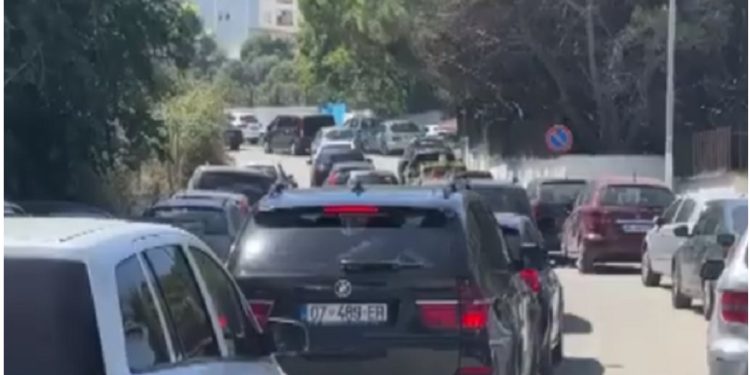 Pushuesit “dynden” drejt bregdetit, trafik i rënduar në Vlorë