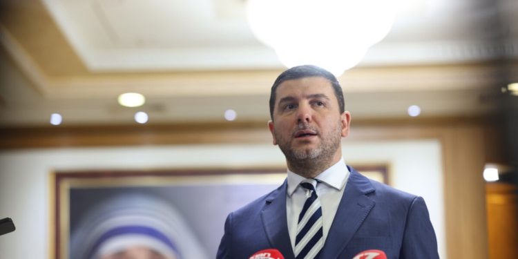 Memli Krasniqi rizgjidhet kryetar i PDK-së: Do të bëj çfarë të mundem për ta rikthyer partinë aty ku e ka vendin