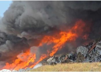 Zjarr masiv në vendgrumbullimin e mbetjeve në Kukës, tymi mbulon zonën