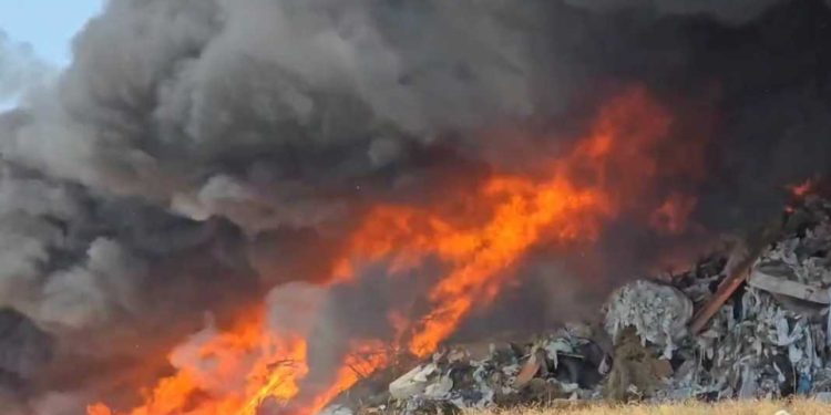 Zjarr masiv në vendgrumbullimin e mbetjeve në Kukës, tymi mbulon zonën