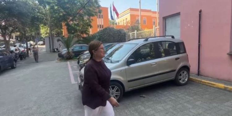 Kryebashkiakja e Roskovecit, Majlinda Bufi paraqitet në SPAK