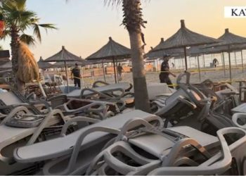 Aksion i policisë në plazhin e Golemit, sekuestrohen 100 çadra e shezlongë! Nis hetimi ndaj 3 personave