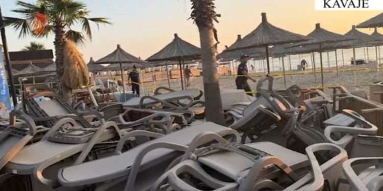 Aksion i policisë në plazhin e Golemit, sekuestrohen 100 çadra e shezlongë! Nis hetimi ndaj 3 personave