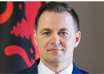 Anti-kontrabanda/ SPAK bën gati prangat për një sërë zyrtarësh, a do ‘ja hedhë përsëri’ Gent Gazheli i Doganave?