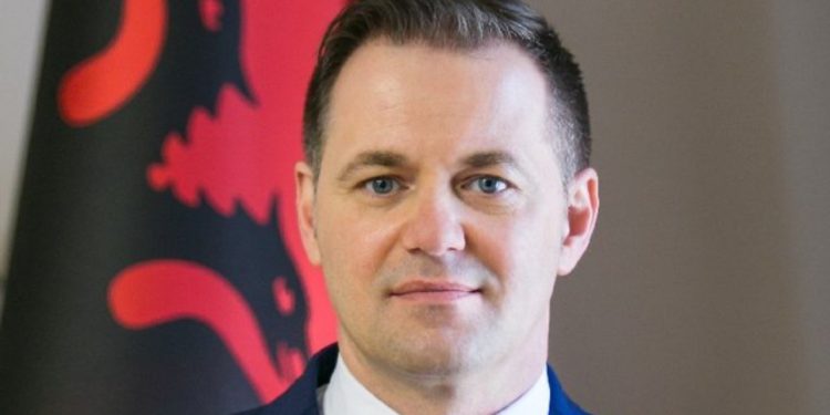 Anti-kontrabanda/ SPAK bën gati prangat për një sërë zyrtarësh, a do ‘ja hedhë përsëri’ Gent Gazheli i Doganave?