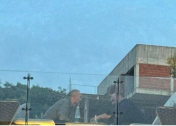 FOTO/ Nën hetim nga SPAK, Arbjan Mazniku takim “kokë më kokë” me Ulsi Manjën në një lokal