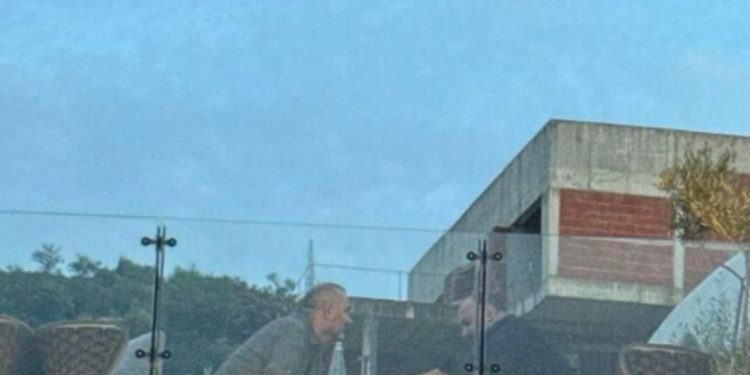 FOTO/ Nën hetim nga SPAK, Arbjan Mazniku takim “kokë më kokë” me Ulsi Manjën në një lokal