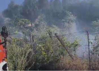 Zjarri në vendgrumbullimin e mbetjeve urbane në Kukës ende aktivë, dy zjarrfikëse dhe 10 efektivë në vendngjarje