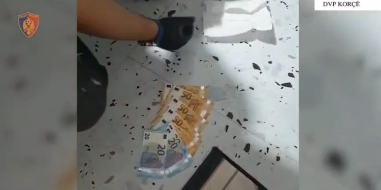 “Euro-t e falsifikuara të fshehura në lavatriçe!” Apartamenti i kthyer në fole prostitucioni, arrestohet një kineze në Pogradec