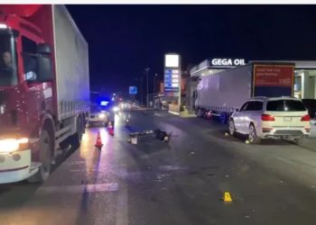 Aksident në Lezhë-Milot, makina përplas motorin, plagoset shoferi