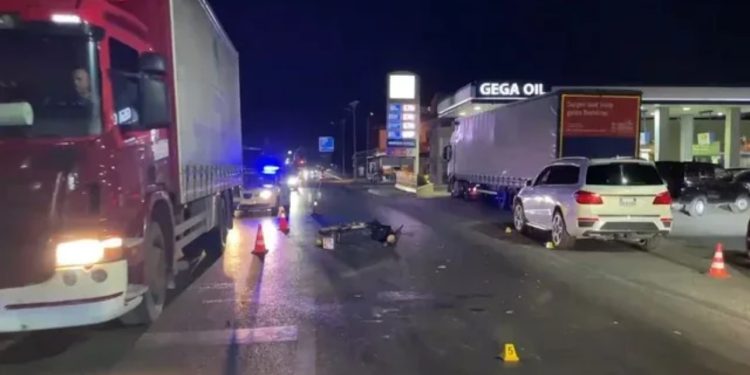 Aksident në Lezhë-Milot, makina përplas motorin, plagoset shoferi