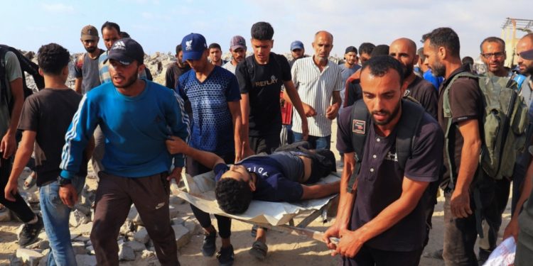 Ushtria izraelite hap zjarr ndaj njerëzve që po prisnin ndihma, rreth 25 persona të vrarë në Gazë