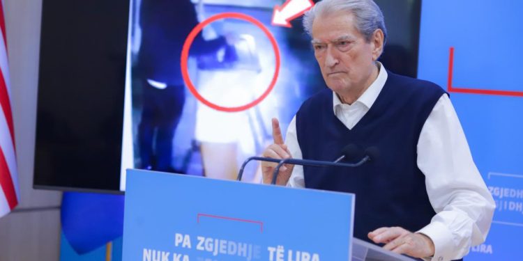 VIDEO/ Berisha publikon të tjera pamje tronditëse nga farsa elektorale: Komisionerët kontrollojnë çdo votë, hedhin votat bashkë me zgjedhësit