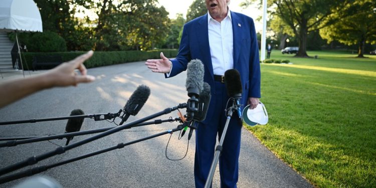 VIDEO/ “Ata nuk e dinë çfarë po bëjnë!” “Tërbimi” i Trump për shkeljen e armëpushimit Izrael-Iran, ja momenti kur shpërthen para gazetarëve