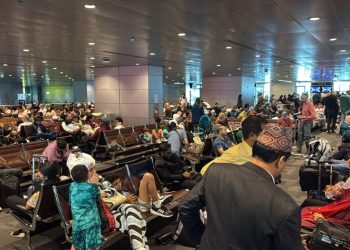 Trazirat në Lindjen e Mesme/ Kaos në aeroportin e Dohas dhe Dubait, mijëra pasagjerë të bllokuar në radhët e gjata dhe qindra fluturime të anuluara