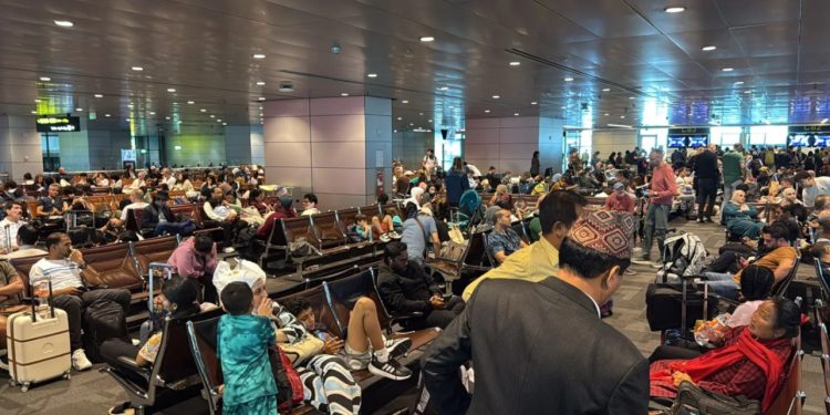 Trazirat në Lindjen e Mesme/ Kaos në aeroportin e Dohas dhe Dubait, mijëra pasagjerë të bllokuar në radhët e gjata dhe qindra fluturime të anuluara