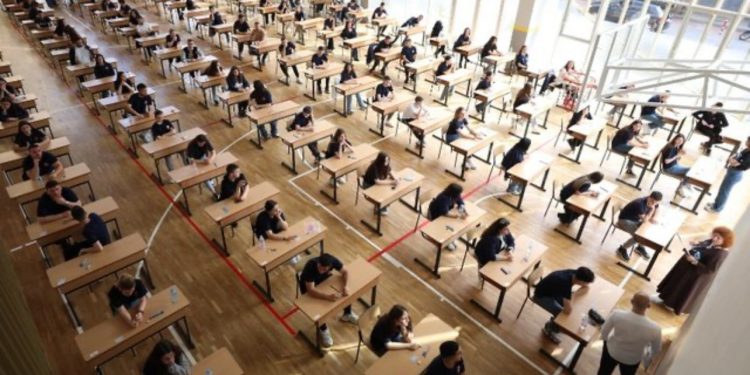 Mbyllja e ciklit 9-vjeçar/ Minimaturantët testohen sot në provimin e matematikës