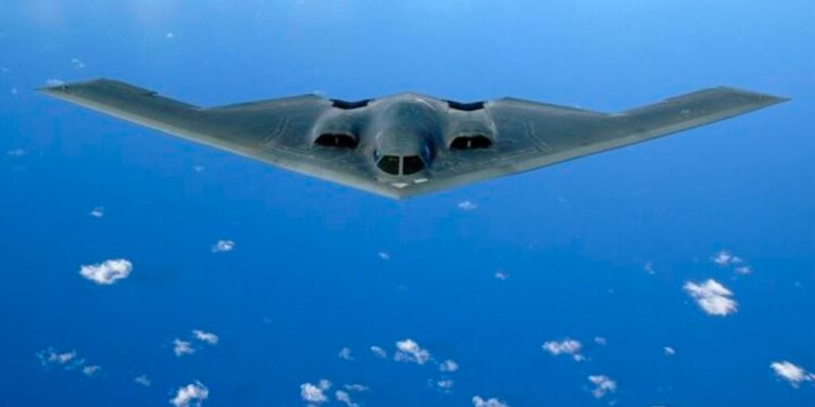 VIDEO/ Trump poston imazhet e avionëve B2, kolona zanore: Bombardoni…